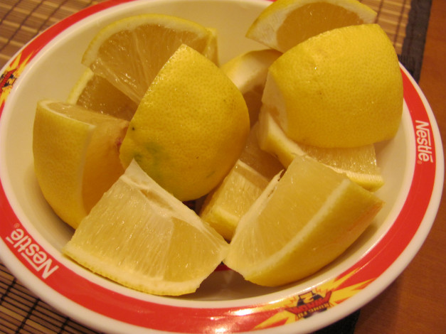 Обои картинки фото еда, цитрусы, лимон, тарелка, кусочки