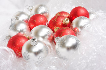 Картинка праздничные шарики серебристый красный мишура