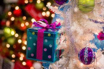 Картинка праздничные украшения шары елка коробка