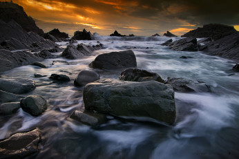 Картинка природа побережье тучи волны камни скалы океан сумрак шторм