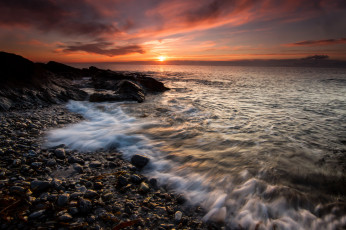 Картинка природа восходы закаты океан пляж галька тучи свет