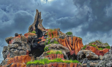Картинка природа горы тучи растительность пещера камни скала