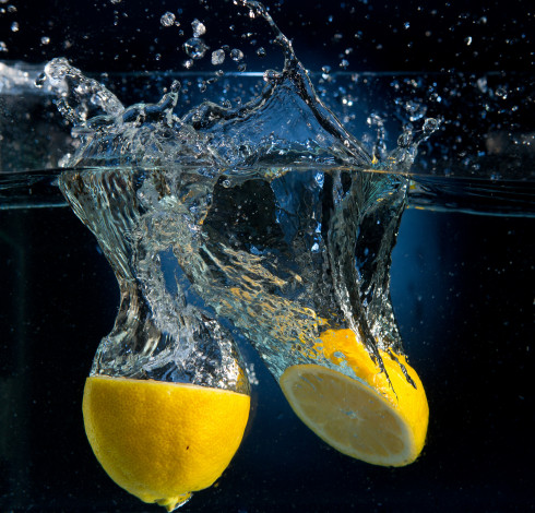Обои картинки фото еда, цитрусы, брызги, лимоны, вода
