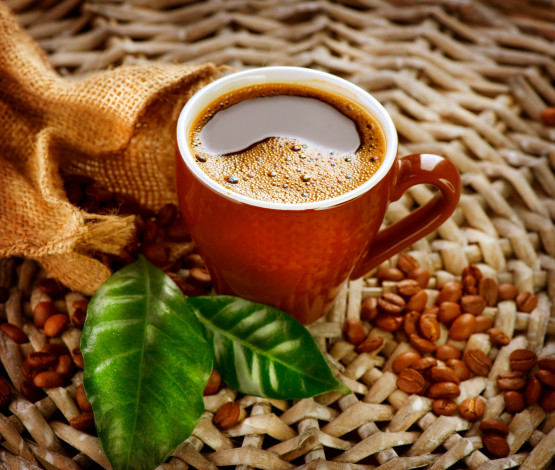 Обои картинки фото еда, кофе,  кофейные зёрна, листья, зерна, чашка