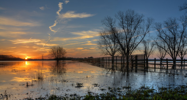 Обои картинки фото природа, восходы, закаты, река, разлив, дерево, забор, солнце
