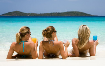 Картинка девушки -unsort+ группа+девушек коктейли море очки отдых пляж берег купальники