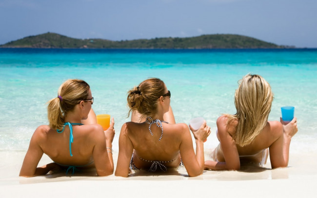 Обои картинки фото девушки, -unsort , группа девушек, коктейли, море, очки, отдых, пляж, берег, купальники