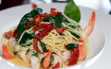 Картинка еда макаронные+блюда зелень соус креветки перец спагетти