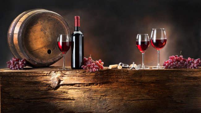 Обои картинки фото еда, напитки,  вино, виноград, бутылка, бочка, гроздья, вино, бокалы