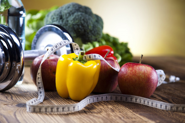 Обои картинки фото еда, фрукты и овощи вместе, гантели, сантиметр, яблоки, перец