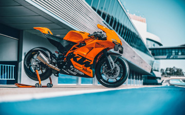 Картинка мотоциклы ktm rc 8c 4k гоночная трасса 2022 года спортивные супербайк профиль оранжевый