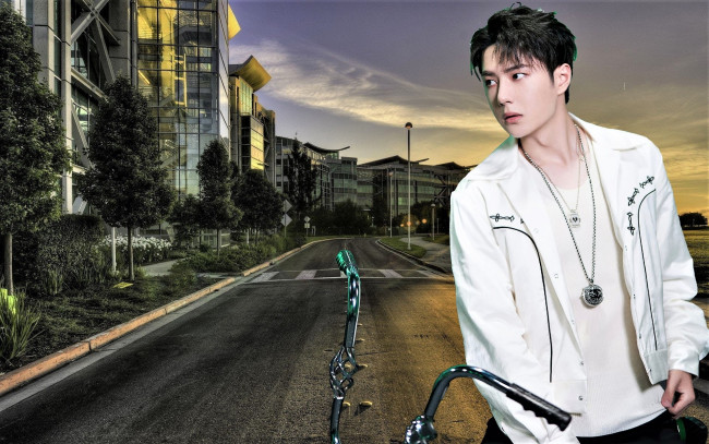 Обои картинки фото мужчины, wang yi bo, актер, певец, велосипед, куртка, кулон, улица