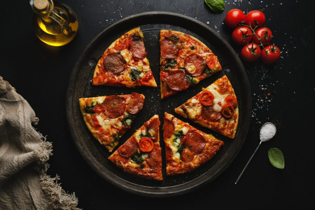 Обои картинки фото еда, пицца, ломтики, помидоры, масло