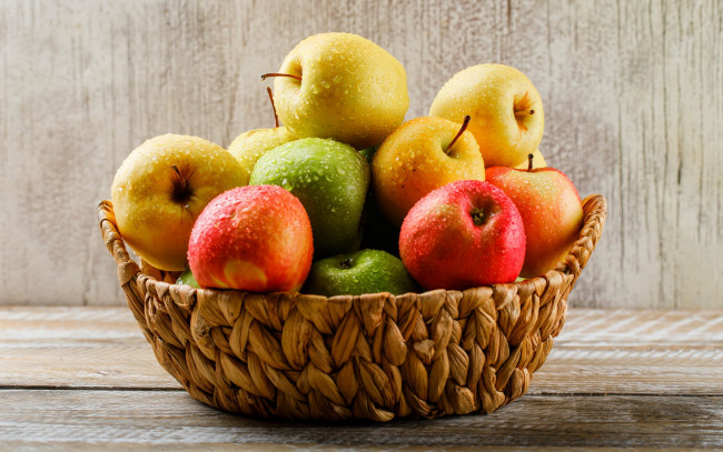 Обои картинки фото еда, яблоки, корзинка, капли