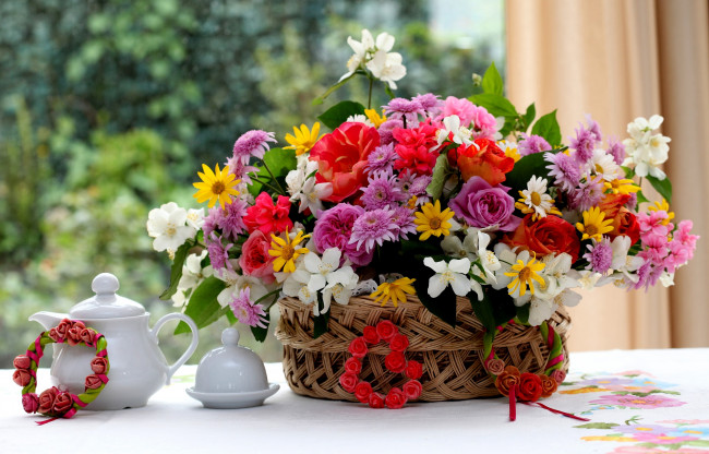 Обои картинки фото цветы, букеты, композиции, герань, жасмин, розы, посуда