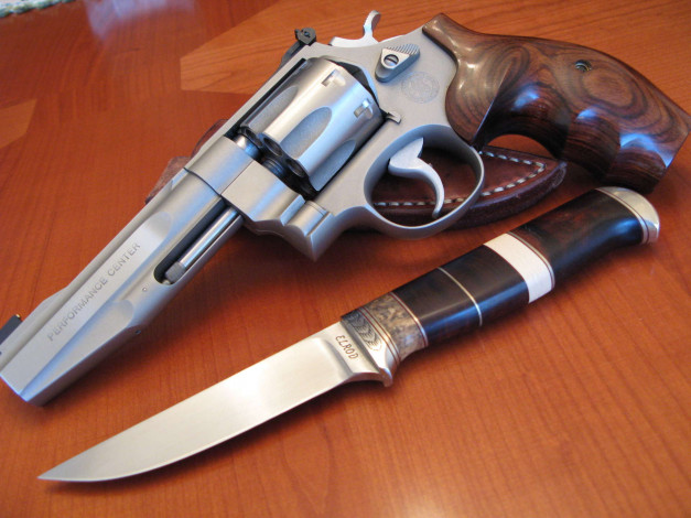 Обои картинки фото смит, вессон, оружие, нож, и, револьвер