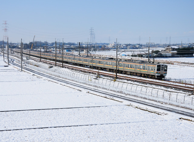 Обои картинки фото техника, поезда, опоры, поезд, рельсы, снег