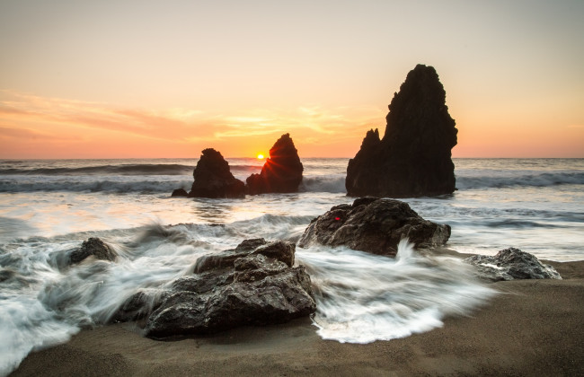 Обои картинки фото природа, восходы, закаты, берег, скалы, солнце, океан, пляж