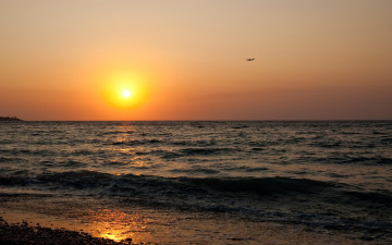 Картинка природа восходы закаты солнце галька берег закат самолет небо море