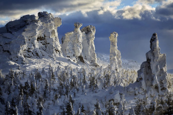 Картинка природа зима деревья скалы снег