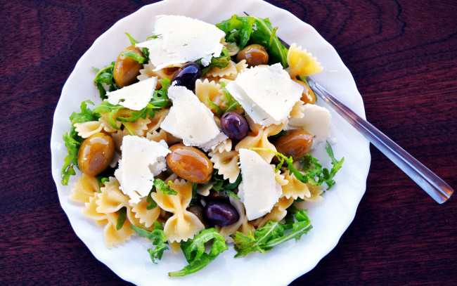 Обои картинки фото еда, макаронные блюда, сыр, зелень, макароны, маслины