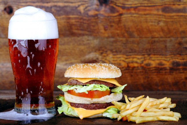 Обои картинки фото еда, разное, пиво, бокал, картофель, фри, гамбургер