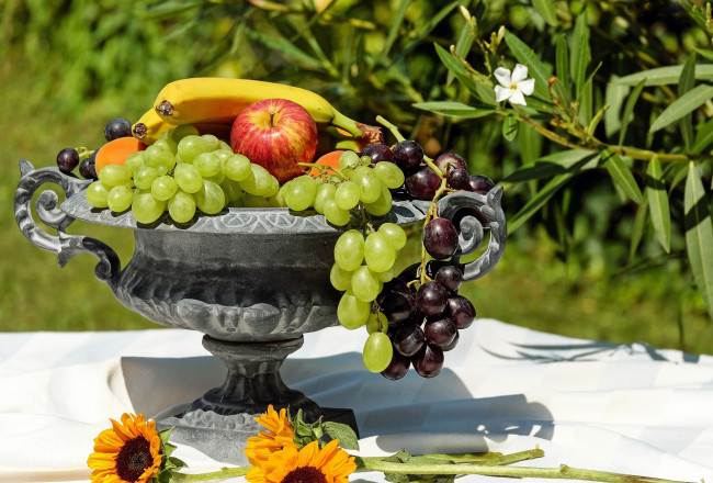 Обои картинки фото еда, фрукты,  ягоды, подсолнухи, банан, яблоки, ваза, виноград