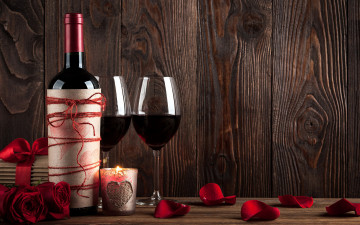 Картинка праздничные день+святого+валентина +сердечки +любовь свеча лепестки вино подарок розы