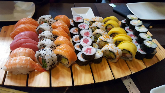 Обои картинки фото еда, рыба,  морепродукты,  суши,  роллы, роллы, суши, ассорти, кухня, японская