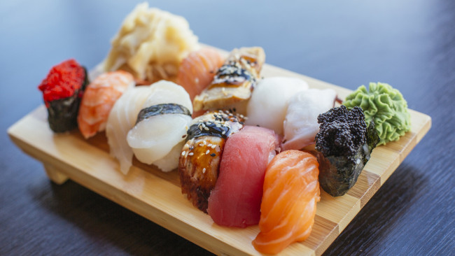 Обои картинки фото еда, рыба,  морепродукты,  суши,  роллы, васаби, икра, суши, роллы, кухня, японская