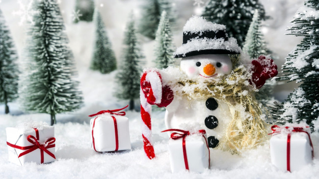 Обои картинки фото праздничные, снеговики, подарки, снег, снеговик, елки