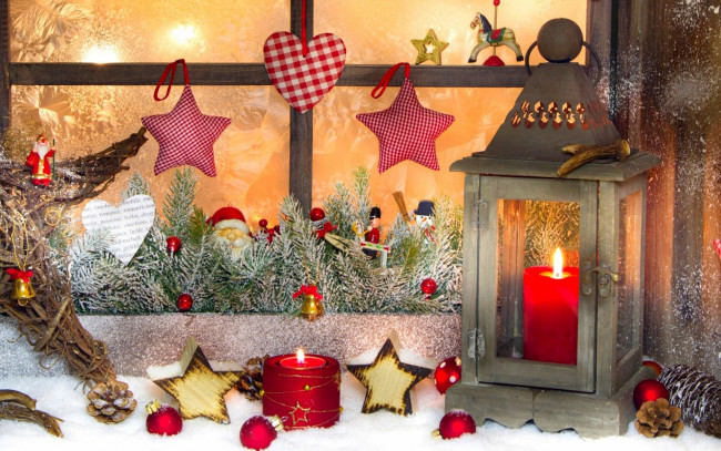 Обои картинки фото праздничные, новогодние свечи, окно, игрушки, звезды, шишки, фонарь, свечи, ёлка, фигурки