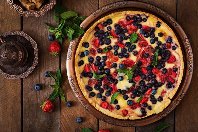 Обои картинки фото еда, пироги, пирог, мята, черника, клубника, ягоды
