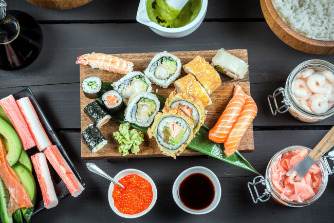 Обои картинки фото еда, рыба,  морепродукты,  суши,  роллы, икра, кухня, суши, роллы, японская, креветки