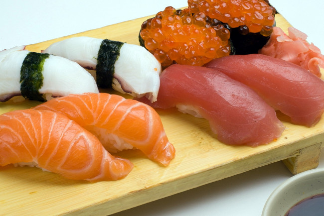 Обои картинки фото еда, рыба,  морепродукты,  суши,  роллы, кухня, японская, икра, суши, роллы