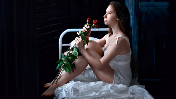 Картинка девушки -unsort+ брюнетки темноволосые розы кровать женщина темный фон