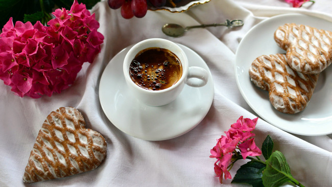 Обои картинки фото еда, кофе,  кофейные зёрна, цветы, пряники