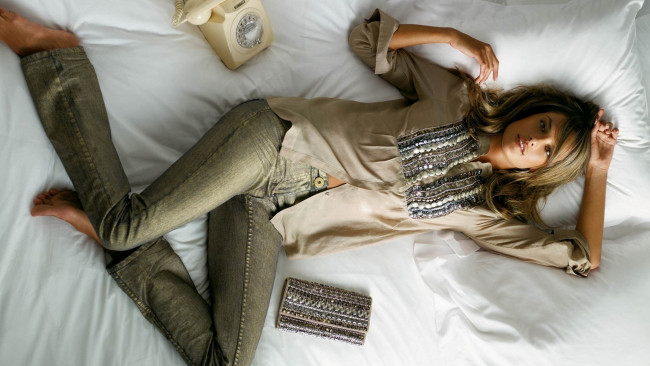 Обои картинки фото девушки, alessandra ambrosio, модель, туника, джинсы, клатч, телефон, постель