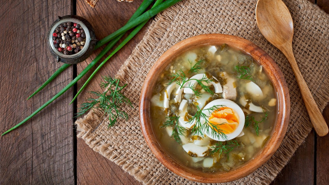 Обои картинки фото еда, первые блюда, перец, зеленый, лук, щавелевый, суп, яйца