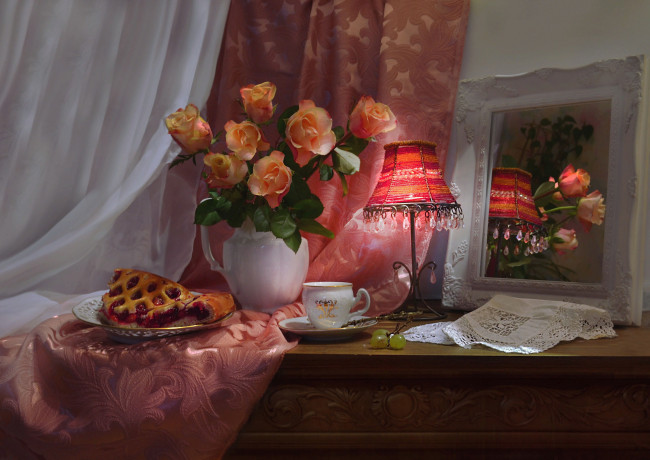 Обои картинки фото еда, натюрморт, настольная, лампа, зеркало, розы, букет, чай, пирог