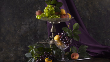 Картинка еда натюрморт листья темный фон стол виноград нож ткань фрукты