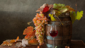 Картинка еда виноград листья стол вино бокал натюрморт бочка бочонок