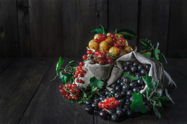 Обои картинки фото еда, фрукты,  ягоды, листья, ягоды, стол, доски, черная, натюрморт, красная, разные
