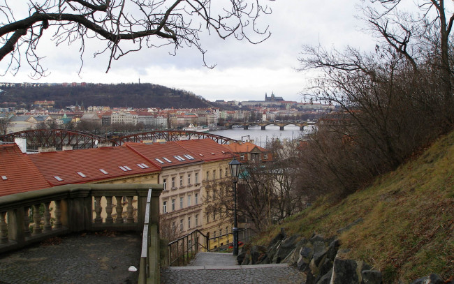 Обои картинки фото города, прага, Чехия, река, мосты, лестница