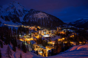 Картинка bergamo +lombardy +italy города -+огни+ночного+города италия свет горы альпы город ели зима деревья здания ночь дома