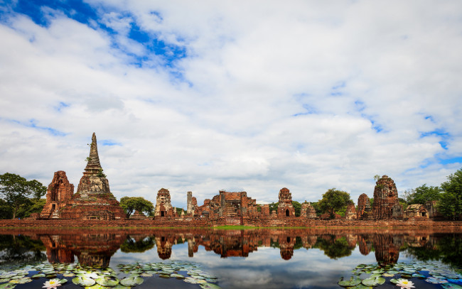 Обои картинки фото ayutthaya historical park,  thailand, города, - исторические,  архитектурные памятники, архитектура, тайланд, храм, thailand, древность, круглые, листья, пруд