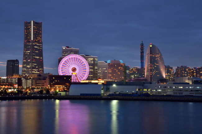 Обои картинки фото yokohama,  japan, города, йокогама , Япония, йокогама, мегаполис, здания, дома, колесо, обозрения, ночь, синее, небо, закат, огни, освещение, подсветка, залив, отражение