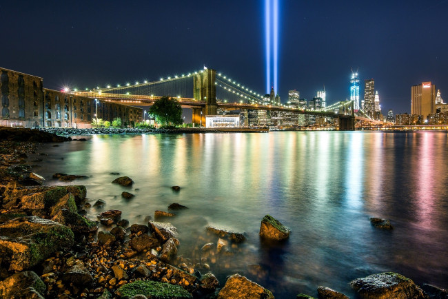Обои картинки фото города, нью-йорк , сша, нью-йорк, бруклинский, мост, ист-ривер, пролив, камни, ночь, огни, подсветка, небоскребы, здания