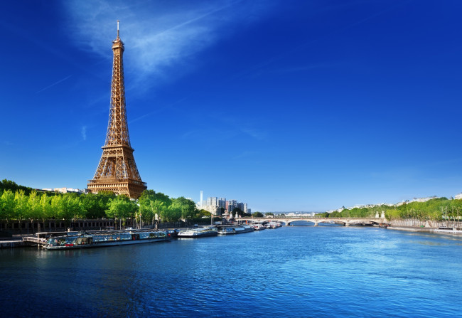 Обои картинки фото города, париж , франция, эйфелева, башня, france, париж, голубое, paris, речные, трамваи, небо, вода, мост, сена, la, tour, eiffel, seine, река