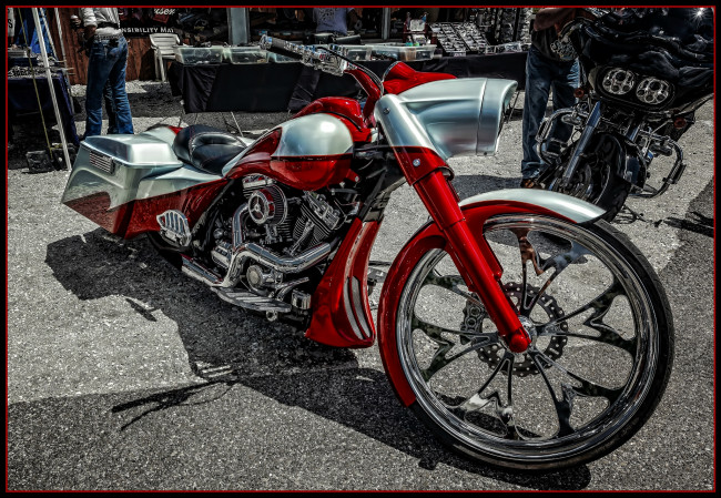 Обои картинки фото мотоциклы, harley-davidson, байк, площадка, улица